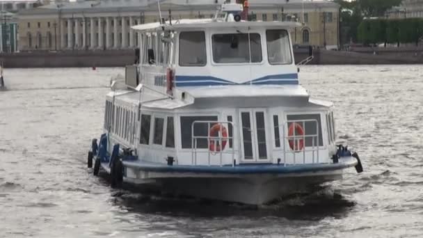 Boot op de neva — Stockvideo