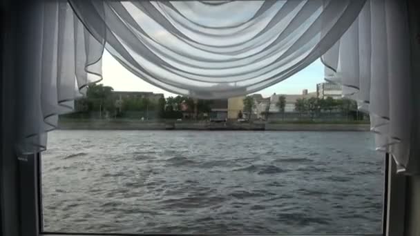 Su manzaralı geminin penceresinden — Stok video