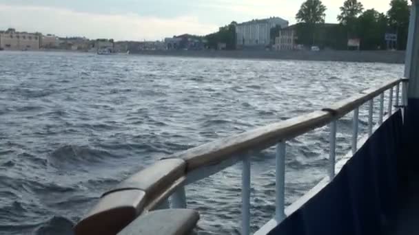 Pohled na město z lodi — Stock video