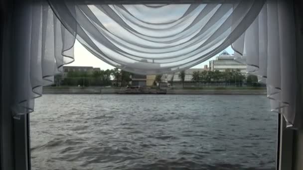 Blick auf das Wasser aus dem Fenster des Schiffes — Stockvideo