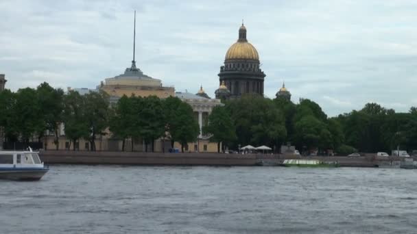 Neva river in the historical center of Saint-Petersburg — Stock Video