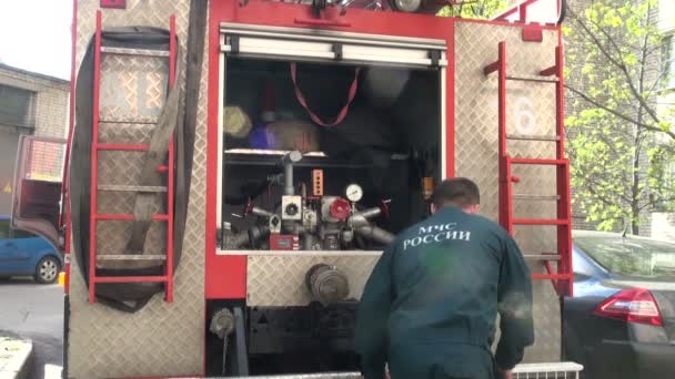 Inspección de mantenimiento de un camión de bomberos — Vídeos de Stock