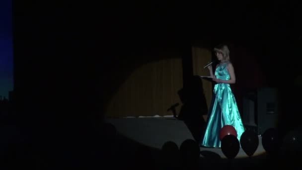 The actress on the stage in a beam of light — Stock Video