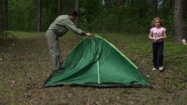 Человек ставит палатку — стоковое видео