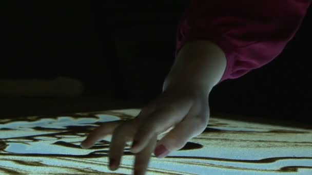 Девушка рисует в песке — стоковое видео