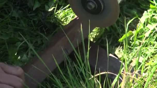 Pekerja memotong logam dengan banyak percikan tajam — Stok Video