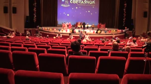 Erwachsene und Kinder vor der Vorstellung mit Schauspielern fotografiert werden — Stockvideo