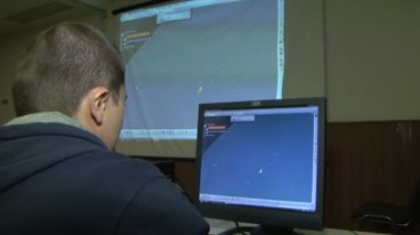 bilgisayar laboratuarında öğrenci