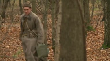 askerlerin makineli tüfek sürükledi.