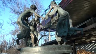 bronz heykelinterior del garaje de estacionamiento subterráneo