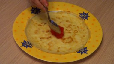 Kırmızı havyar ile gözleme