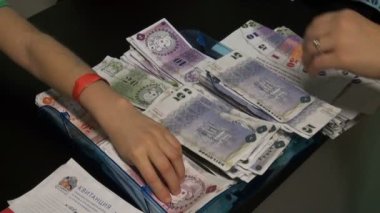 faturaları ve para sayma