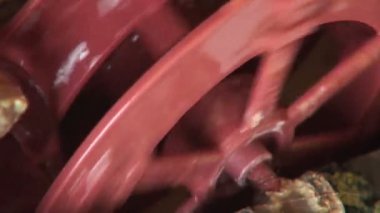 Su akıntısı çarkı döndürür