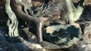 bronz heykelinterior del garaje de estacionamiento subterráneo