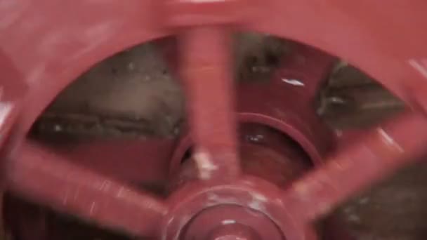 Vattenströmmen vrider ett hjul — Stockvideo