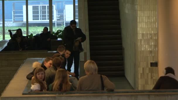 Studenten in de lobby van het Instituut — Stockvideo