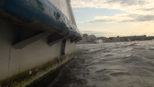 Abordar el viaje en barco en el agua — Vídeo de stock