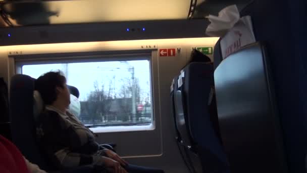 Człowiek przemieszcza się w pociągu — Wideo stockowe