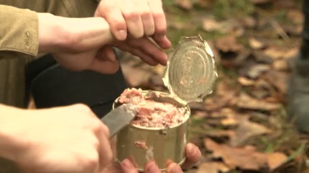 Soldaten met een mes opent ingeblikt voedsel — Stockvideo