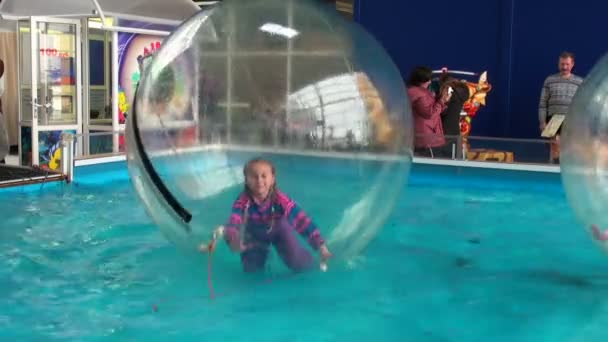 Niños en esferas sobre el agua — Vídeos de Stock