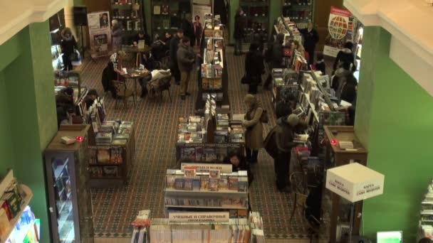 In the bookstore — Stock Video