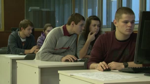 Studenti na přednášce v učebně. — Stock video