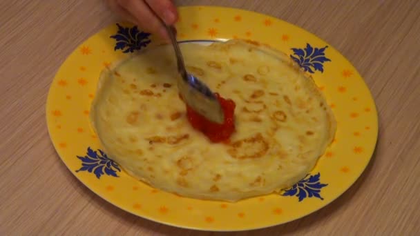 Pancake with red caviar — Stock Video
