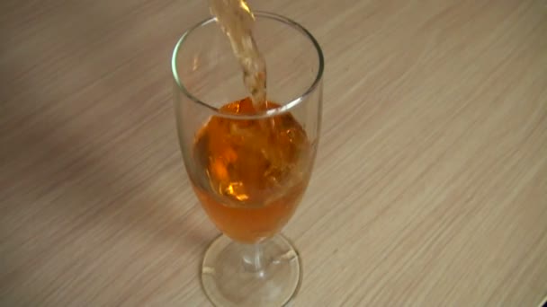 Wein in ein Glas gießen — Stockvideo