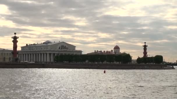 El edificio de la Bolsa de San Petersburgo — Vídeos de Stock