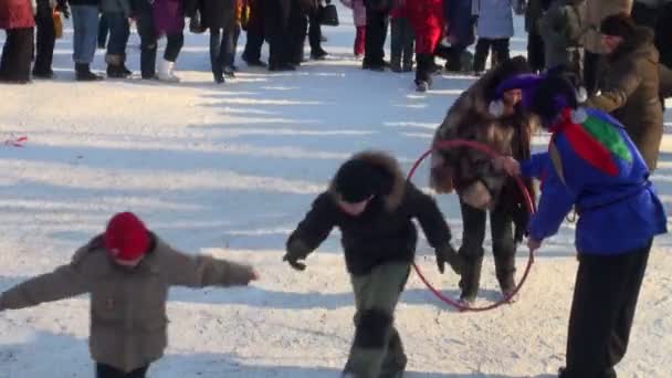 Danza redonda en un día festivo — Vídeo de stock