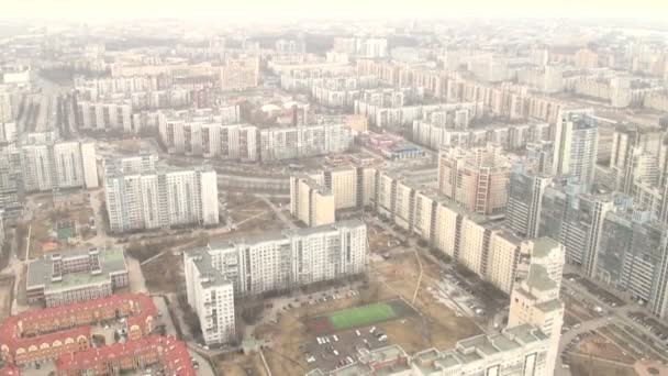 La ciudad desde la altura del vuelo aviar — Vídeo de stock