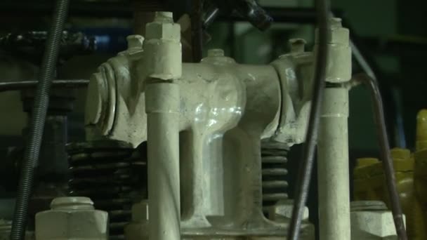 Travaux, inspirés par un moteur diesel — Video