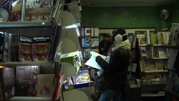 Книжный магазин — стоковое видео