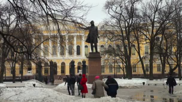Около памятника Пушкину — стоковое видео
