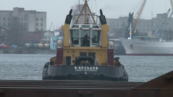 Sleepboot-boot drijft op de rivier. — Stockvideo