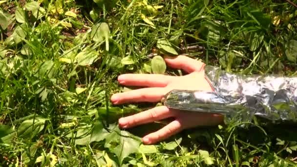 Ручной захват и приносит траву — стоковое видео