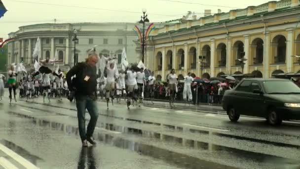 Прыжки с аттракционов на пружинах — стоковое видео