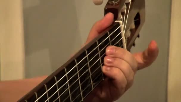 Guitarrista a tocar — Vídeo de Stock