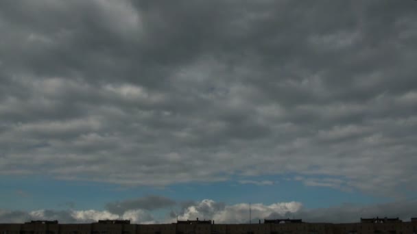 Vliegende wolken — Stockvideo