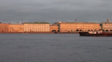 Mavna nehirde yüzüyor.