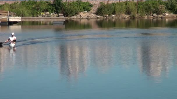 Canoa en un lago — Vídeos de Stock