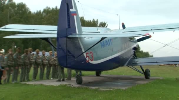 Військовослужбовці десантних військ в аеропорту — стокове відео