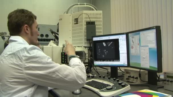 Estudiante de posgrado en la computadora del laboratorio — Vídeo de stock