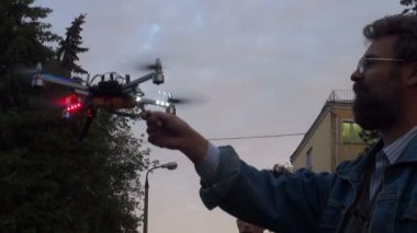 oyuncak helikopter uzaktan kumanda üzerindeki