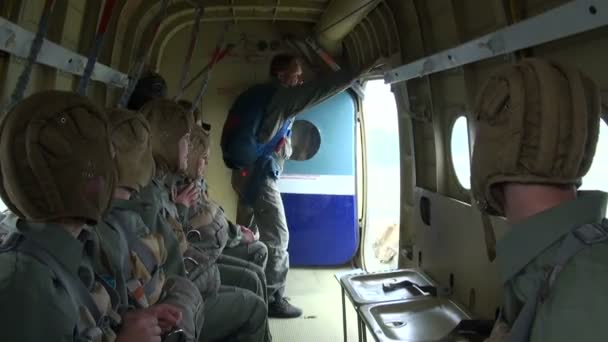 Militaire Parachutisten springen uit het vliegtuig — Stockvideo