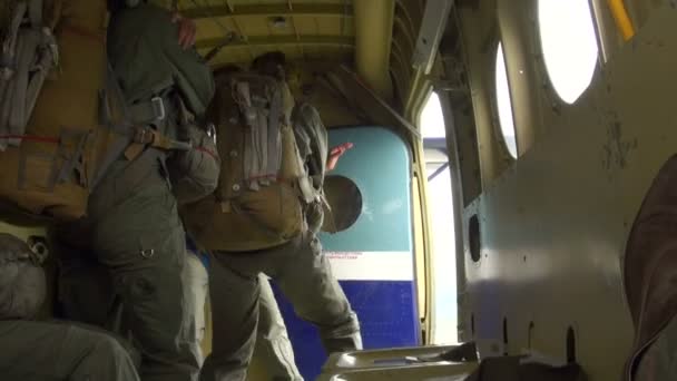 Militaire Parachutisten springen uit het vliegtuig — Stockvideo