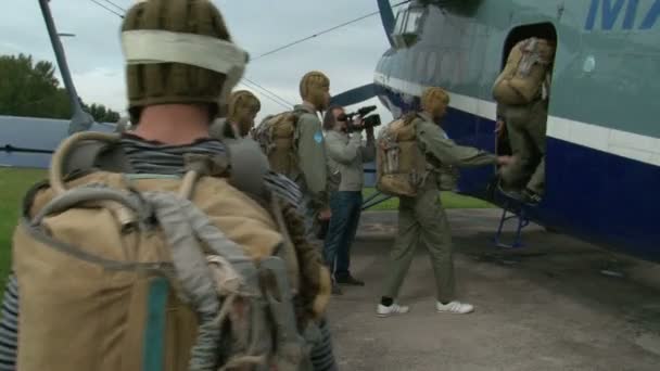 Militaire Parachutisten springen uit het vliegtuig — Stockvideo