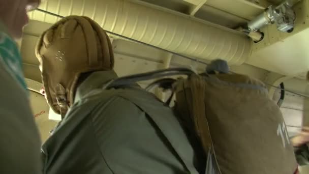 軍の落下傘兵は飛行機から飛び降りる — ストック動画