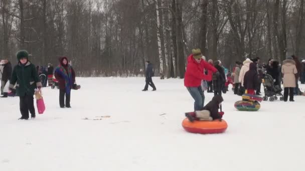 孩子们在雪地里玩 — 图库视频影像