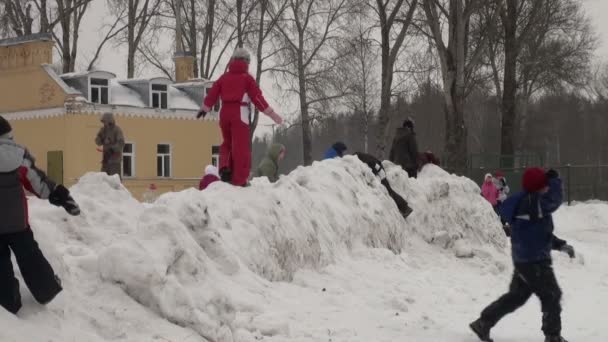 孩子们在雪地里玩 — 图库视频影像